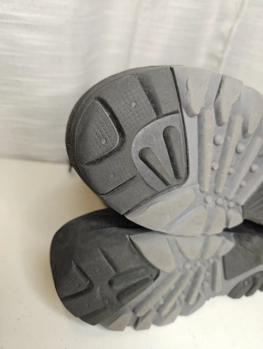 Kid's Kamik snow boots size 4 Black